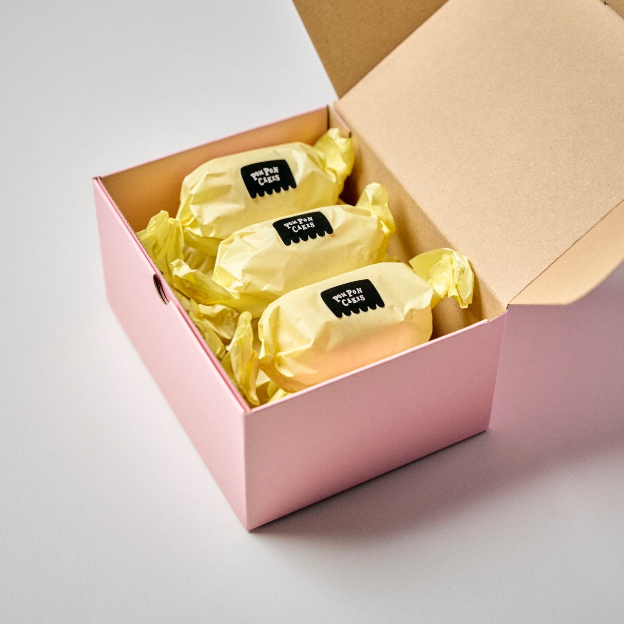 POMPONCAKESのレモンケーキ7個入りBOXがピンク色になりました（2021.12.13）